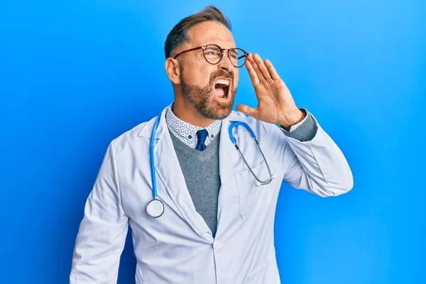 Hombre Guapo Mediana Edad Vistiendo Uniforme Médico Estetoscopio Gritando Gritando — Foto de Stock