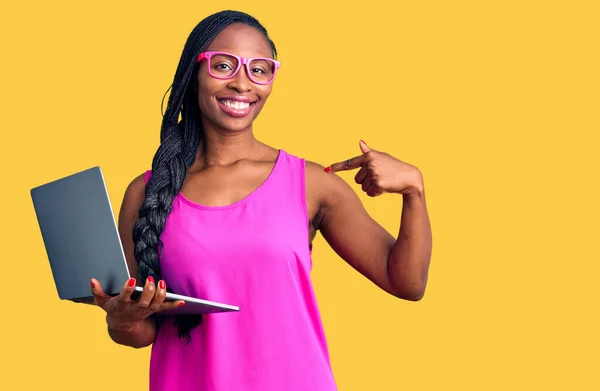 Joven Mujer Afroamericana Trabajando Usando Computadora Portátil Señalando Dedo Uno — Foto de Stock
