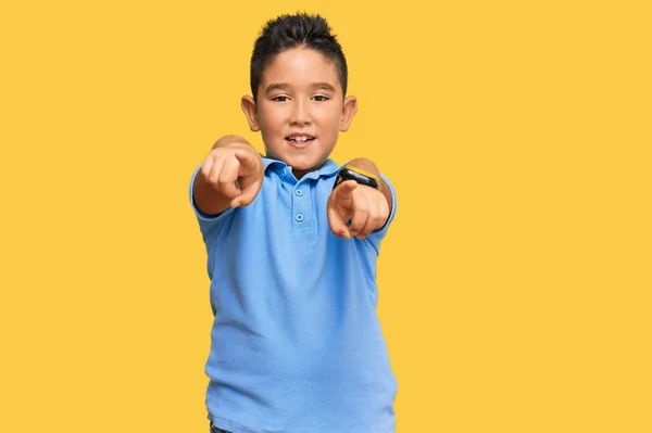 Liten Pojke Latinamerikansk Unge Bär Casual Kläder Pekar Dig Och — Stockfoto
