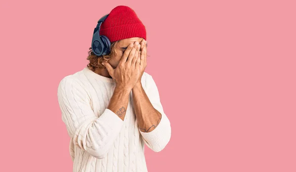 Genç Spanyol Adam Müzik Dinlerken Kulaklık Takıyor Ağlarken Suratını Ellerle — Stok fotoğraf