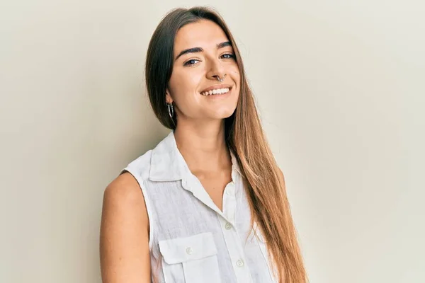 Menina Hispânica Jovem Sorrindo Feliz Sobre Fundo Branco Isolado — Fotografia de Stock