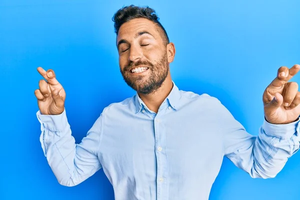 Hombre Guapo Con Barba Llevando Ropa Casual Haciendo Gestos Con — Foto de Stock