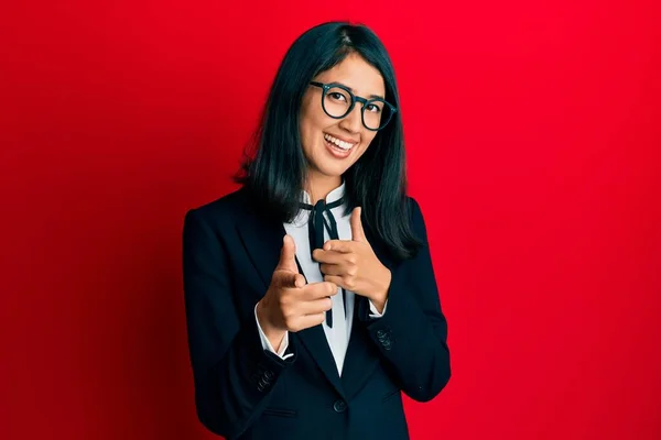 Vacker Asiatisk Ung Kvinna Bär Kostym Pekar Finger Till Kamera — Stockfoto