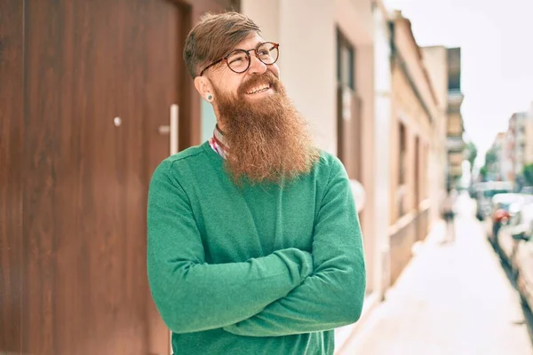 Jovem Irlandês Com Braços Cruzados Sorrindo Feliz Cidade — Fotografia de Stock