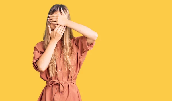 Bella Donna Caucasica Con Capelli Biondi Che Indossa Una Tuta — Foto Stock