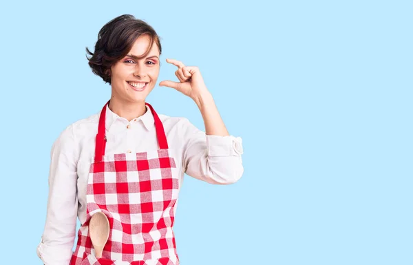 Mulher Bonita Com Cabelo Curto Vestindo Avental Cozinheiro Profissional Sorrindo — Fotografia de Stock