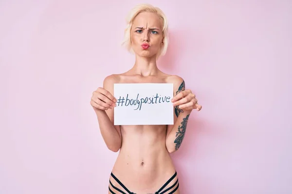 Młoda Blondynka Tatuażem Stojąca Bez Koszulki Trzymająca Sztandar Pozytywnym Przekazem — Zdjęcie stockowe
