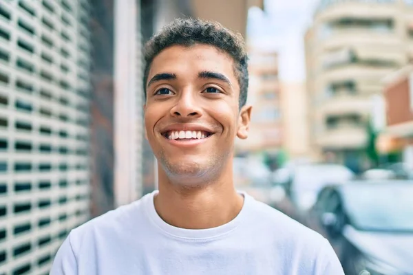 Joven Latino Sonriendo Feliz Caminando Por Ciudad —  Fotos de Stock