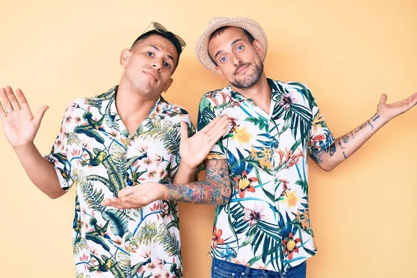 Молода Гей Пара Двох Чоловіків Літньому Капелюсі Гавайській Сорочці Безглузді — стокове фото