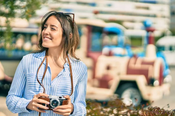 Mladá Hispánská Turistka Šťastně Usmívá Pomocí Vintage Kamery Městě — Stock fotografie