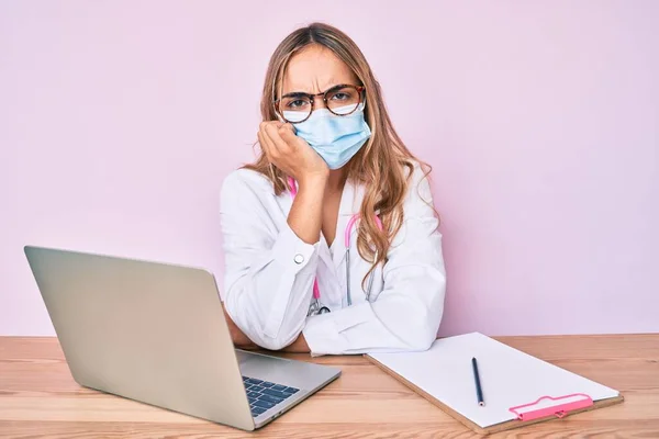 Ung Vacker Blond Kvinna Bär Läkare Uniform Och Medicinsk Mask — Stockfoto