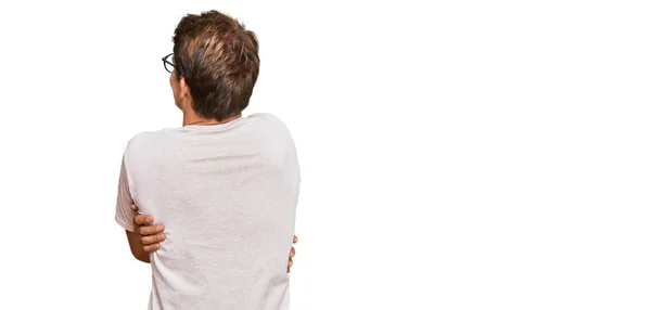 Knappe Blanke Man Die Casual Kleren Draagt Een Bril Die — Stockfoto