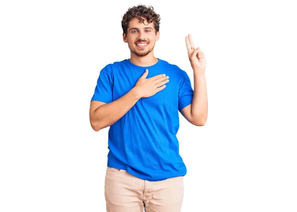 Homem Bonito Jovem Com Cabelo Encaracolado Vestindo Roupas Casuais Sorrindo — Fotografia de Stock