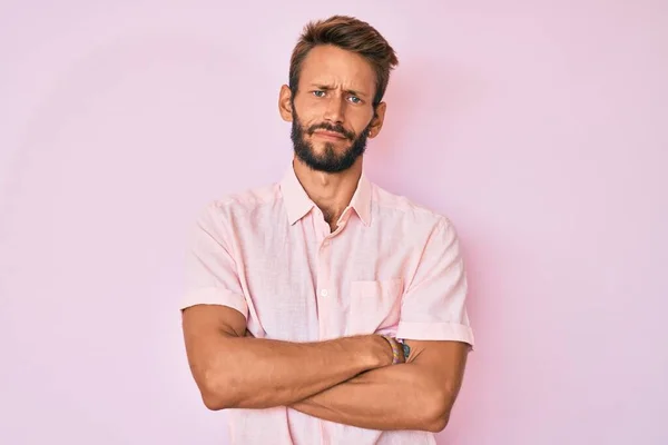 Hombre Caucásico Guapo Con Barba Vistiendo Camisa Rosa Casual Escéptico — Foto de Stock