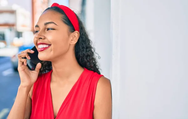 Joven Afroamericana Americana Sonriendo Feliz Hablando Teléfono Inteligente Apoyado Pared — Foto de Stock