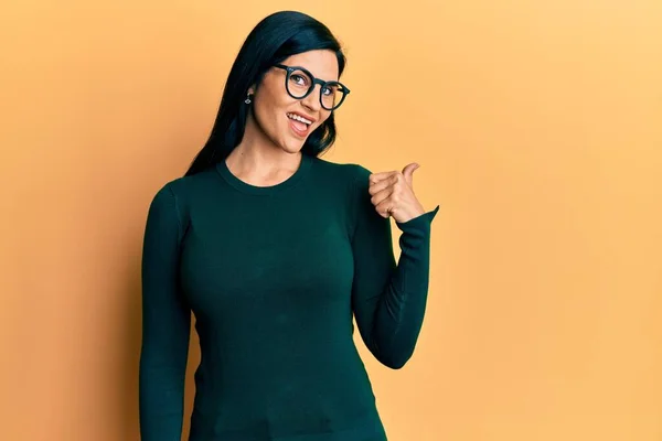 Ung Kaukasiska Kvinna Bär Casual Kläder Och Glasögon Leende Med — Stockfoto