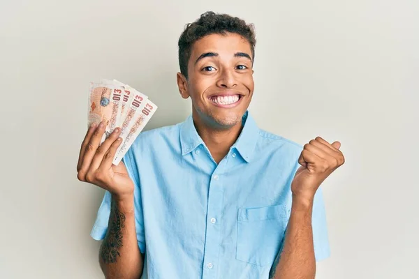 Νεαρός Όμορφος Αφροαμερικάνος Που Κρατάει Χαρτονομίσματα Των Λιρών Αγγλίας Ουρλιάζοντας — Φωτογραφία Αρχείου