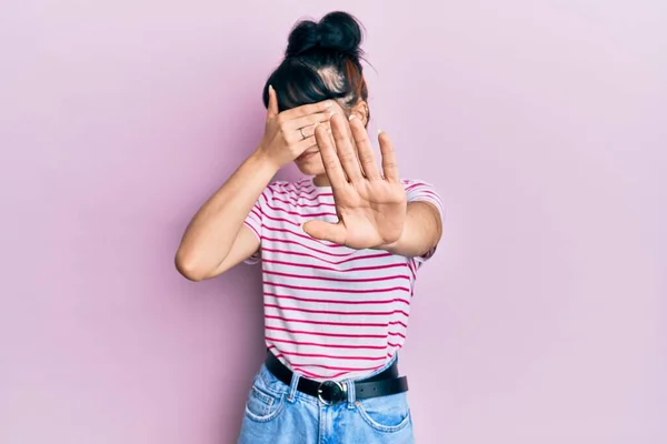 Junges Hispanisches Mädchen Lässiger Kleidung Die Die Augen Mit Händen — Stockfoto