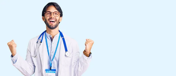 Hombre Hispano Guapo Vistiendo Uniforme Médico Estetoscopio Gritando Orgulloso Celebrando —  Fotos de Stock