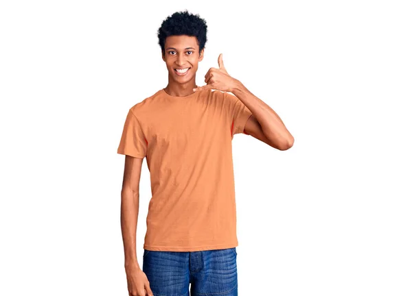 Joven Hombre Afroamericano Vistiendo Ropa Casual Sonriendo Haciendo Gesto Telefónico —  Fotos de Stock