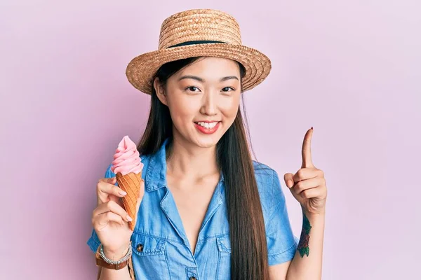 Νεαρή Κινέζα Που Φοράει Καλοκαιρινό Καπέλο Κρατώντας Παγωτό Χαμογελώντας Μια — Φωτογραφία Αρχείου