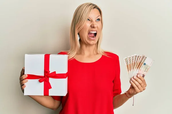 Middle Age Caucasian Woman Holding Gift South Korean Won Banknotes — Stock Photo, Image