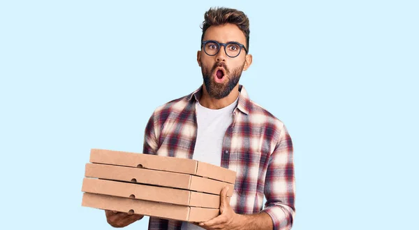 Jeune Homme Hispanique Tenant Boîte Pizza Livraison Effrayé Étonné Avec — Photo