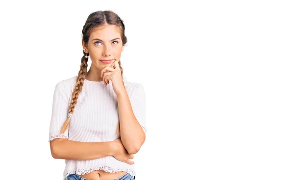 Hermosa Mujer Caucásica Con Cabello Rubio Con Trenzas Camiseta Blanca — Foto de Stock