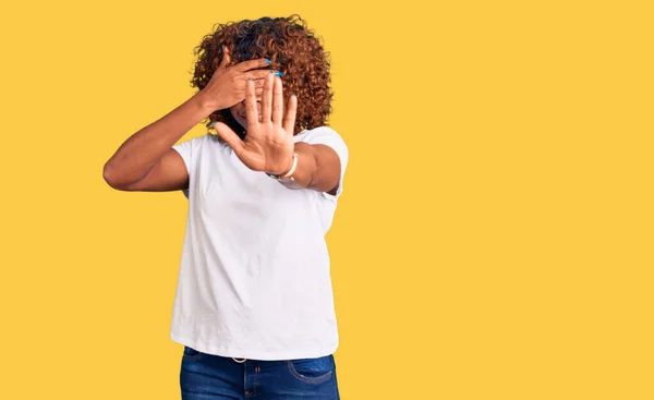 Mujer Afroamericana Joven Vistiendo Una Camiseta Blanca Casual Cubriendo Los —  Fotos de Stock