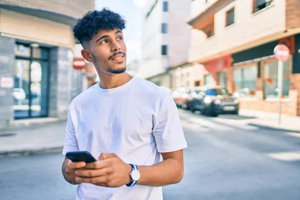 Giovane Arabo Uomo Sorridente Felice Utilizzando Smartphone Piedi Città — Foto Stock