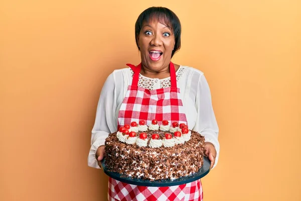 Afrykańska Kobieta Średnim Wieku Ubrana Fartuch Piekarski Trzymająca Domowe Ciasto — Zdjęcie stockowe