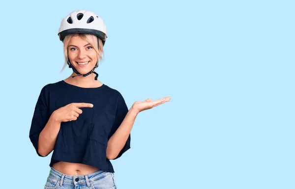 Joven Hermosa Mujer Rubia Con Casco Bicicleta Sorprendido Sonriendo Cámara —  Fotos de Stock