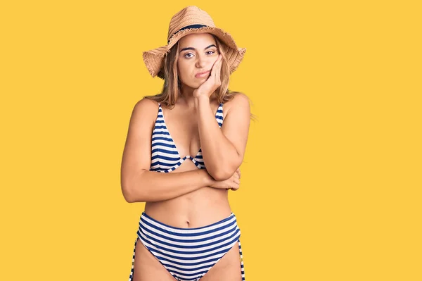 Giovane Bella Donna Bionda Che Indossa Bikini Cappello Pensando Cercando — Foto Stock