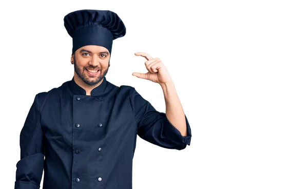 Νεαρός Ισπανόφωνος Άνδρας Φορώντας Στολή Μάγειρα Χαμογελώντας Και Αυτοπεποίθηση Gesturing — Φωτογραφία Αρχείου