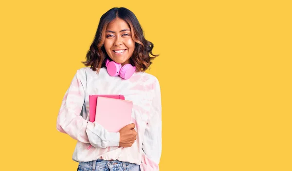 Jovem Bela Mulher Raça Mista Segurando Livros Usando Fones Ouvido — Fotografia de Stock