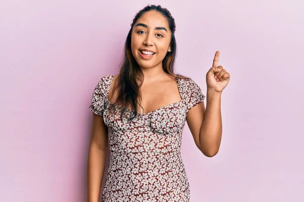 Mujer Latina Joven Usando Ropa Casual Mostrando Señalando Con Dedo — Foto de Stock
