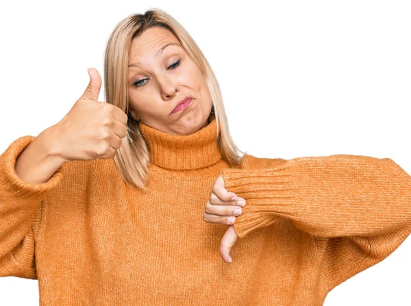 Middelbare Leeftijd Blanke Vrouw Dragen Casual Winter Trui Doen Duimen — Stockfoto