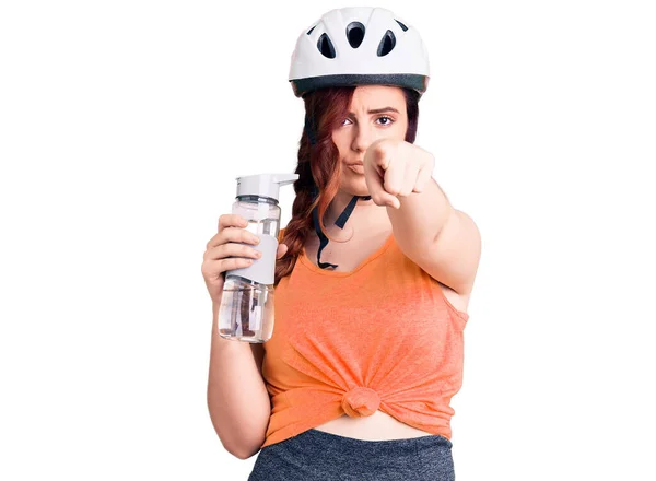 Bisiklet Kaskı Takan Elinde Şişesi Tutan Genç Güzel Bir Kadın — Stok fotoğraf