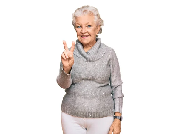 Senior Grijsharige Vrouw Met Casual Wintertrui Lachend Naar Camera Kijkend — Stockfoto