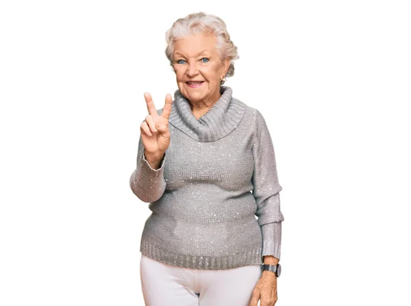 Femme Âgée Aux Cheveux Gris Portant Pull Hiver Décontracté Souriant — Photo