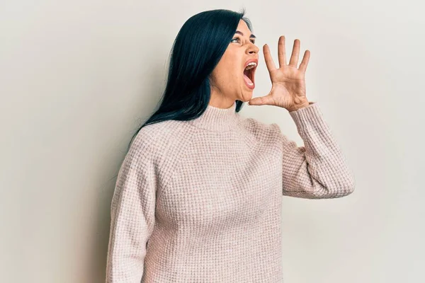 Jonge Blanke Vrouw Draagt Casual Winter Trui Schreeuwen Schreeuwen Luid — Stockfoto