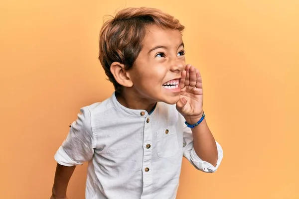 Entzückendes Lateinisches Kind Lässiger Kleidung Das Schreit Und Laut Mit — Stockfoto