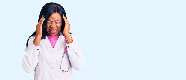 Mujer Afroamericana Joven Que Usa Estetoscopio Médico Con Mano Cabeza — Foto de Stock