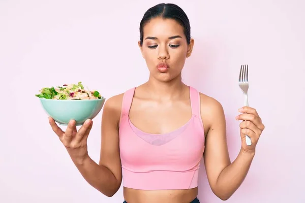 Gadis Latin Cantik Mengenakan Pakaian Olahraga Memegang Salad Membuat Wajah — Stok Foto