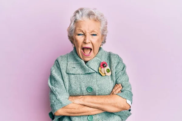 Senior Mujer Pelo Gris Vistiendo Ropa Casual Sonriendo Riendo Voz — Foto de Stock