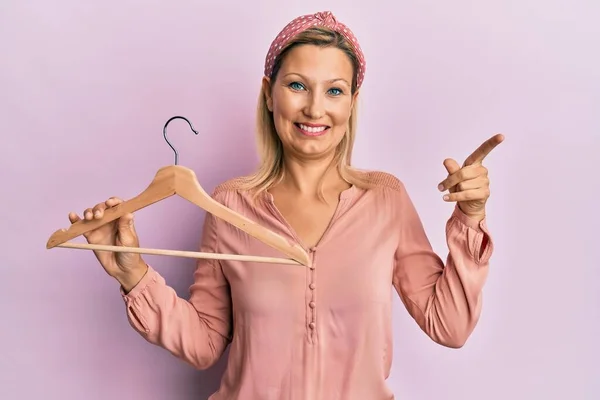 Mujer Caucásica Mediana Edad Sosteniendo Percha Sonriendo Feliz Señalando Con — Foto de Stock