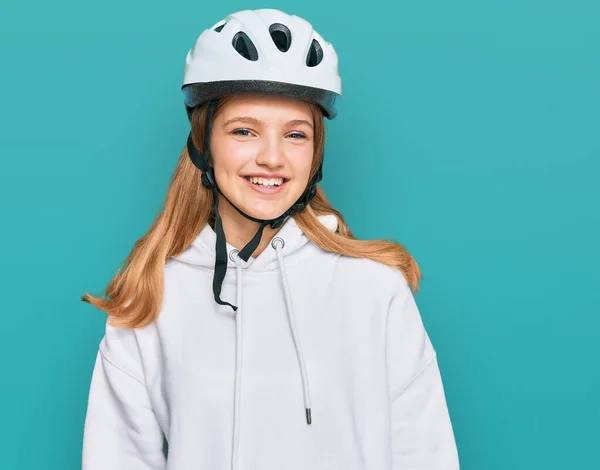 Hermosa Chica Caucásica Joven Con Casco Bicicleta Con Aspecto Positivo —  Fotos de Stock