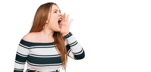 Mulher Ruiva Bonita Nova Vestindo Roupas Elegantes Gritando Gritando Alto — Fotografia de Stock