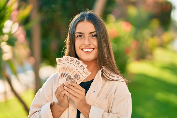 Jovencita Hispana Sonriendo Feliz Sosteniendo Billetes Mexicanos 500 Pesos Parque — Foto de Stock