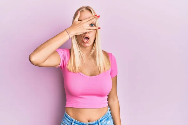 Ung Blond Flicka Bär Casual Kläder Kika Chock Täcker Ansikte — Stockfoto
